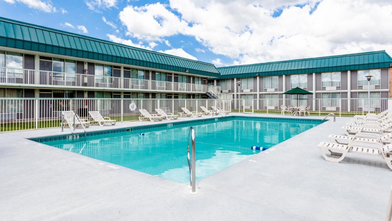 Red Roof Inn & Suites Dekalb Exterior photo